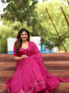 actress-anjali-in-rani-pink-anarkali-dress-photos-001