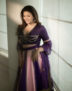 actress-anjali-in-violet-and-light-pink-lehenga-photos-001