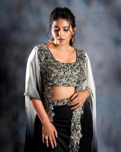 actress-anjali-latest-photoshoot-in-black-outfit-001