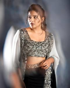 actress-anjali-latest-photoshoot-in-black-outfit-002