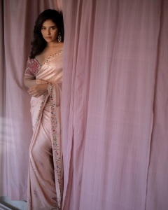 anjali-in-pink-blouse-with-peach-saree-combination-outfit-photos-003