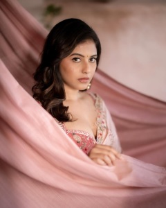 anjali-in-pink-blouse-with-peach-saree-combination-outfit-photos