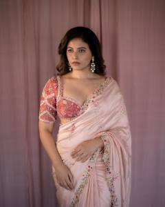 anjali-wearing-thread-work-peach-saree-with-combo-blouse-ideas-photos-001