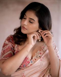 anjali-wearing-thread-work-peach-saree-with-combo-blouse-ideas-photos-003