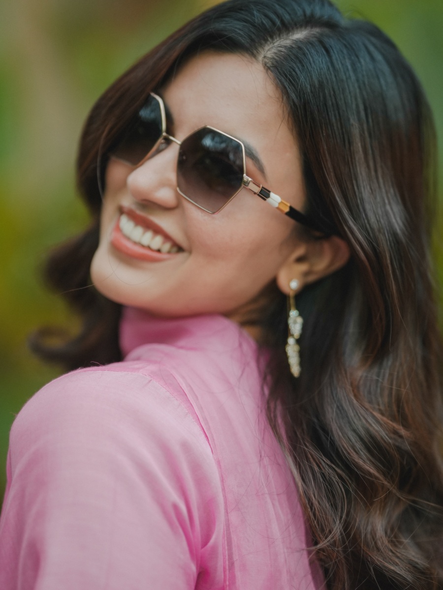 anju-kurian-in-contemporary-pastel-pink-ethnic-suit-set-consisting-of-a-straight-cut-kurti-matching-trousers-and-a-dupatta-photos-001