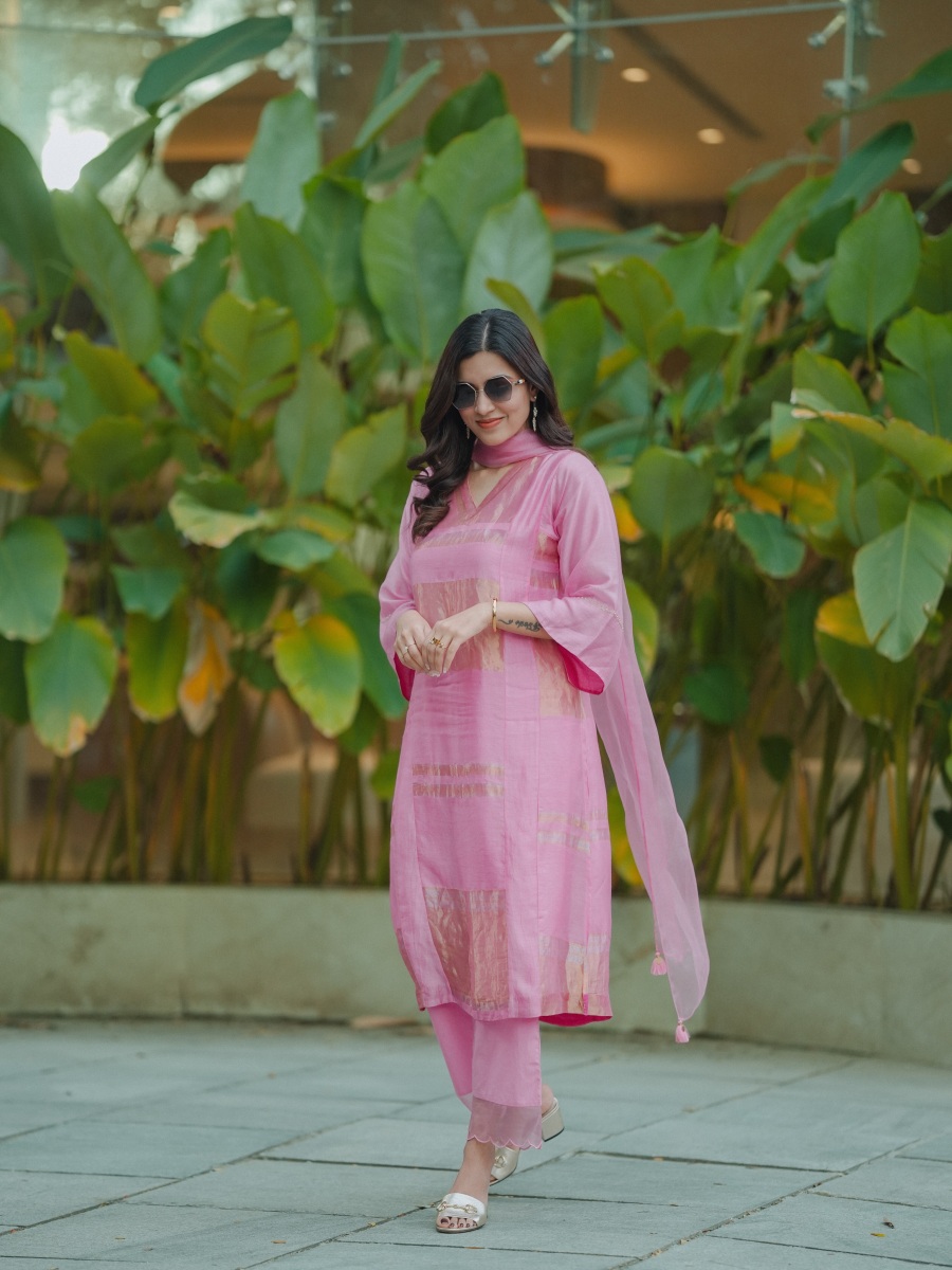 anju-kurian-in-contemporary-pastel-pink-ethnic-suit-set-consisting-of-a-straight-cut-kurti-matching-trousers-and-a-dupatta-photos