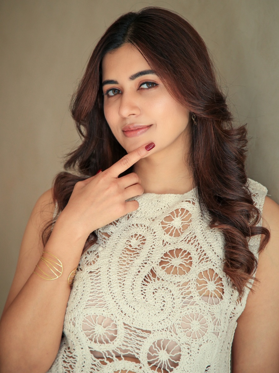 anju-kurian-in-white-hakoba-design-stylish-dress-images-002