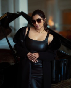 anju-kurian-in-black-bodycon-dress-with-jacket-images