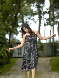 anju-kurian-in-black-dot-print-sleeveless-top-photos-002