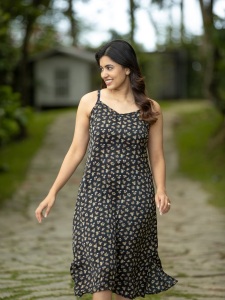 anju-kurian-in-black-dot-print-sleeveless-top-photos-003