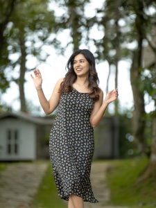 anju-kurian-in-black-dot-print-sleeveless-top-photos-004
