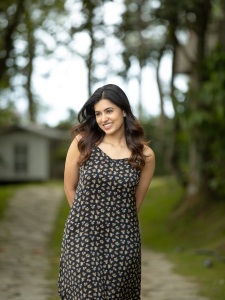 anju-kurian-in-black-dot-print-sleeveless-top-photos