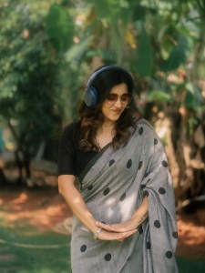 anju-kurian-in-black-dot-saree-with-blouse-photos-001