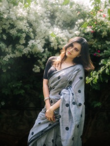 anju-kurian-in-black-dot-saree-with-blouse-photos-005
