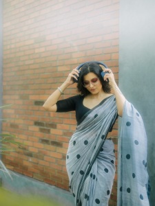 anju-kurian-in-black-dot-saree-with-blouse-photos-006