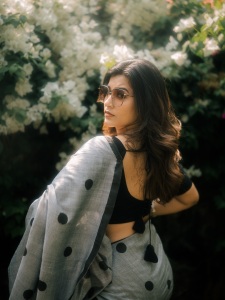 anju-kurian-in-black-dot-saree-with-blouse-photos-007