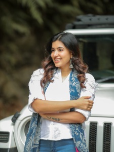 anju-kurian-in-blue-jeans-with-white-shirt-style-ideas-photos-001