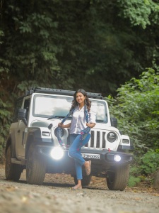 anju-kurian-in-blue-jeans-with-white-shirt-style-ideas-photos-002