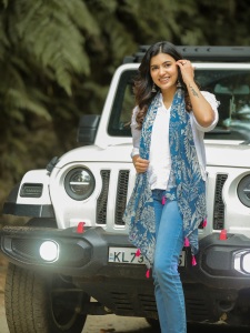 anju-kurian-in-blue-jeans-with-white-shirt-style-ideas-photos-003