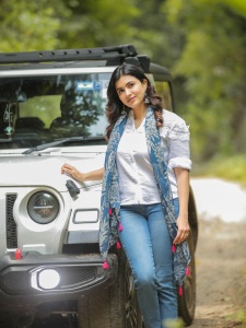 anju-kurian-in-blue-jeans-with-white-shirt-style-ideas-photos-004