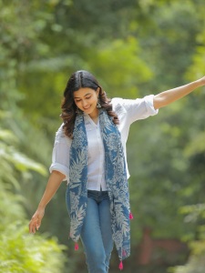anju-kurian-in-blue-jeans-with-white-shirt-style-ideas-photos-005