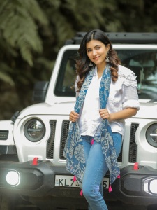 anju-kurian-in-blue-jeans-with-white-shirt-style-ideas-photos