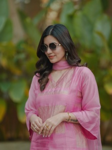 anju-kurian-in-contemporary-pastel-pink-ethnic-suit-set-consisting-of-a-straight-cut-kurti-matching-trousers-and-a-dupatta-photos-002