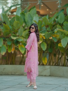 anju-kurian-in-contemporary-pastel-pink-ethnic-suit-set-consisting-of-a-straight-cut-kurti-matching-trousers-and-a-dupatta-photos-004
