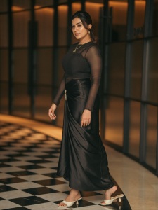 anju-kurian-in-crop-top-with-a-flowing-organza-skirt-function-wear-dress-photos-001