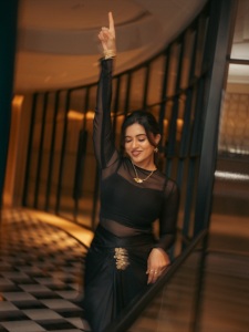 anju-kurian-in-crop-top-with-a-flowing-organza-skirt-function-wear-dress-photos-002