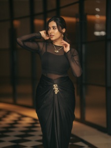 anju-kurian-in-crop-top-with-a-flowing-organza-skirt-function-wear-dress-photos-003