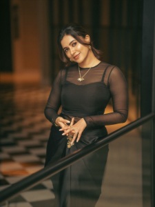 anju-kurian-in-crop-top-with-a-flowing-organza-skirt-function-wear-dress-photos-004