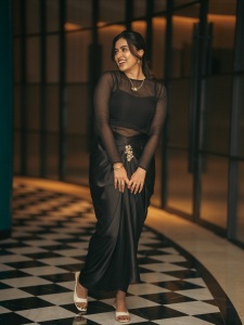 anju-kurian-in-crop-top-with-a-flowing-organza-skirt-function-wear-dress-photos-005