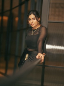 anju-kurian-in-crop-top-with-a-flowing-organza-skirt-function-wear-dress-photos-006