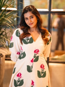 anju-kurian-in-flower-printed-frock-dress-photos-006