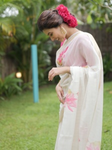 anju-kurian-in-onam-blouse-design-ideas-trending-002