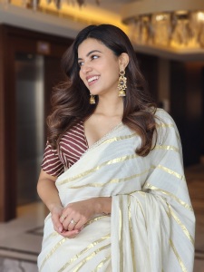anju-kurian-in-onam-blouse-design-ideas-trending-003