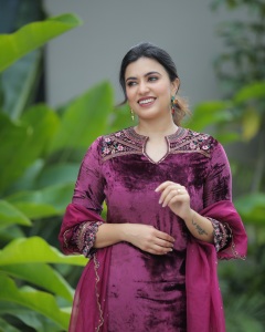 anju-kurian-in-party-wear-velvet-churidar-style-photos-003