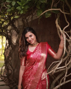 anju-kurian-in-pink-kalyana-saree-photos-002