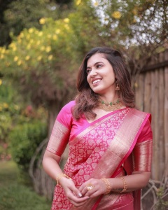 anju-kurian-in-pink-kalyana-saree-photos-004