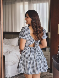 anju-kurian-in-short-top-with-check-print-and-tie-back-dresign-photos-002