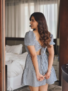 anju-kurian-in-short-top-with-check-print-and-tie-back-dresign-photos-005