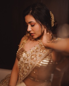 anju-kurian-in-wedding-function-dress-style-photos-001
