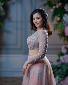 anju-kurian-in-wedding-function-dress-style-photos-006