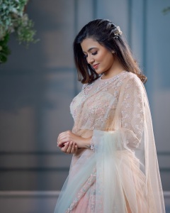anju-kurian-in-wedding-function-dress-style-photos-008