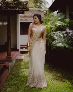 anju-kurian-in-wedding-function-dress-style-photos