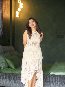 anju-kurian-in-white-hakoba-design-stylish-dress-images-006