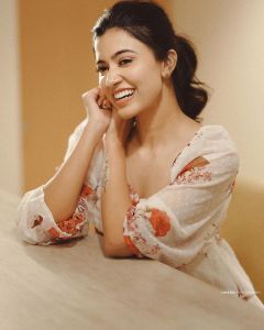 anju-kurian-latest-images-002