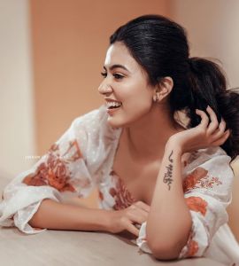anju-kurian-latest-images-004