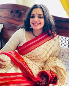 ann-augustine-beautiful-images-in-saree-new-002